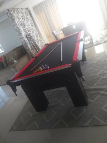 Mesa Charme 4 Pés Laterais Cor Preta Tecido Preto e Borda Vermelha Mod. NXCM3857 - Foto 2