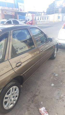 Escort motor 1.6 8v ano 2001 ar condicionado vidros elétricos trava direção hidráulica