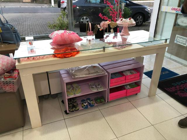 Mesa de centro com vitrine