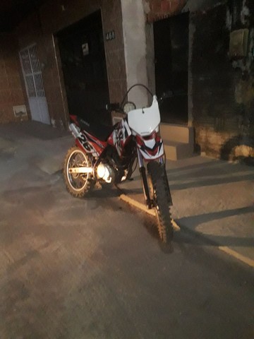 MOTO XR 200 DE TRILHA