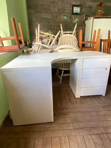 Mesa de escritório em L com gavetas