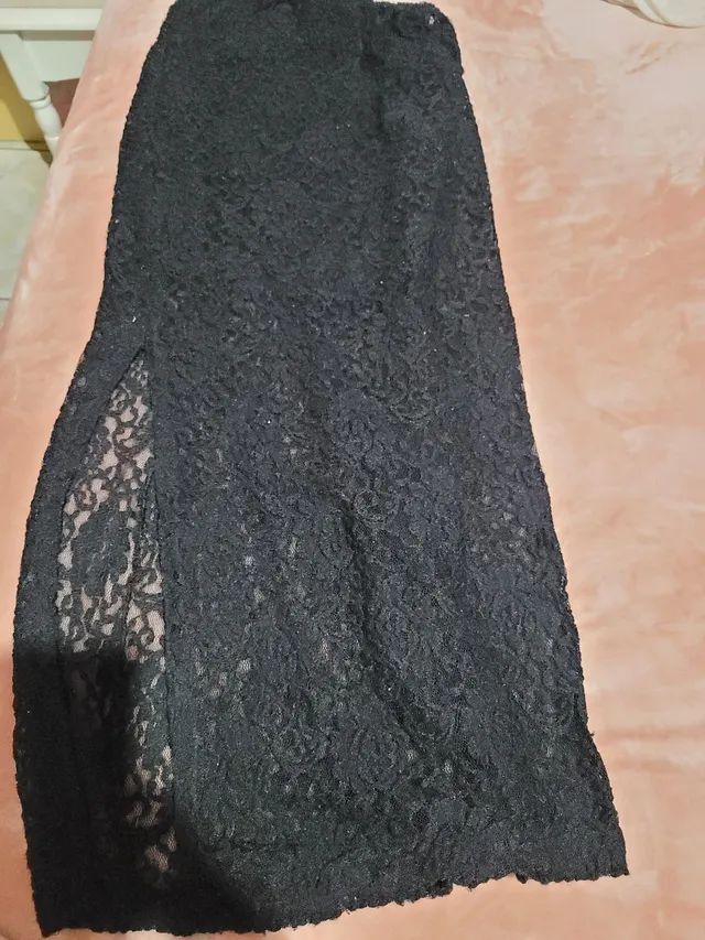 Saia longa preta com renda e fenda lateral na perna