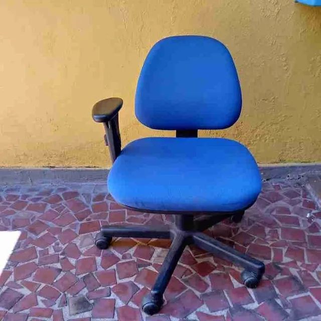 Cadeira escritório tecido azul, rodozios, bom estado. E outros.
