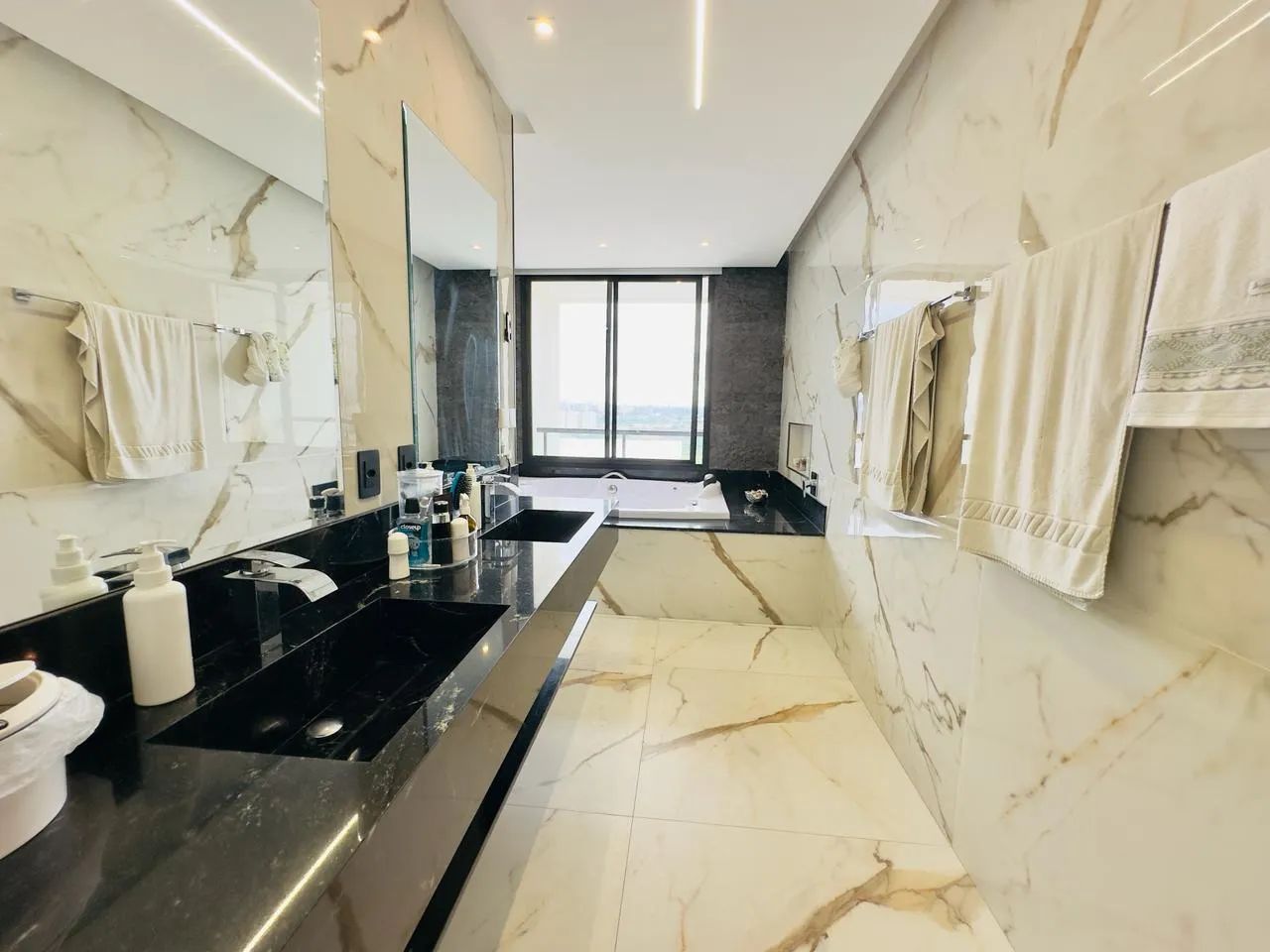 Sobrado Exclusivo, são 4 suítes, Área de lazer completa, Elevador, Geração de Energia, Vis - Foto 9