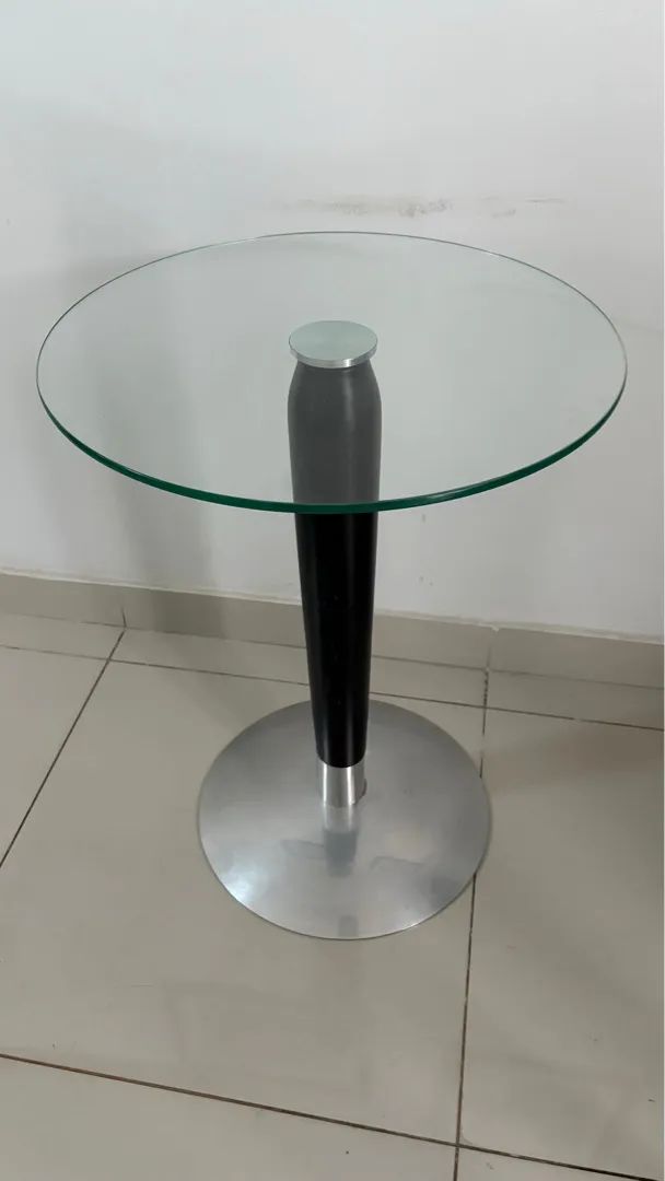 Mesa de centro em vidro com base em madeira e metal