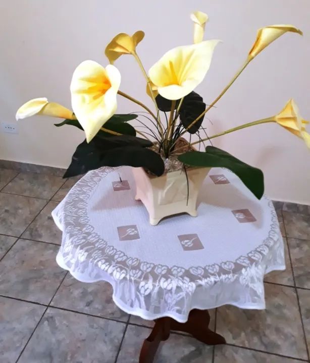 Arranjo de Vaso em Plástico Trabalhado com Flor Artificial danificada