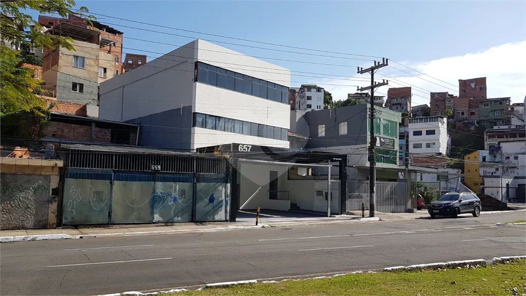 Prédio inteiro à venda em Canela - BA