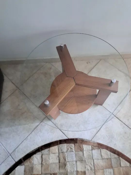 Mesa de centro de madeira com tampo em vidro - Foto 5