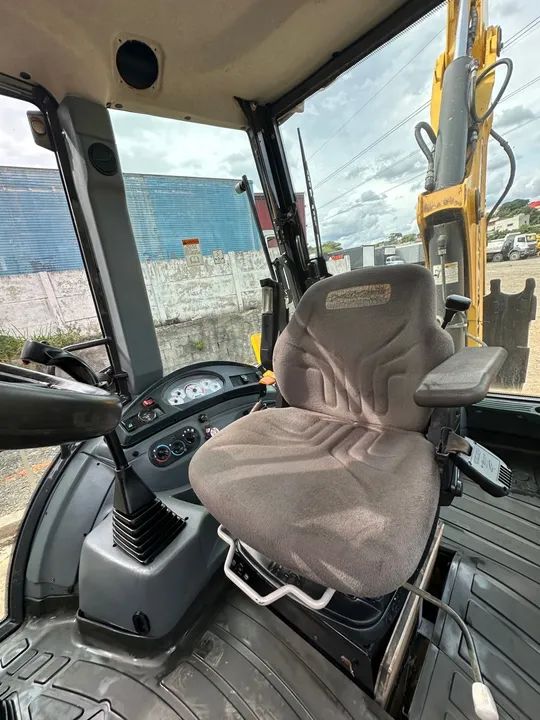 Retroescavadeira New Holland B110 2017 4X4 - Foto 6