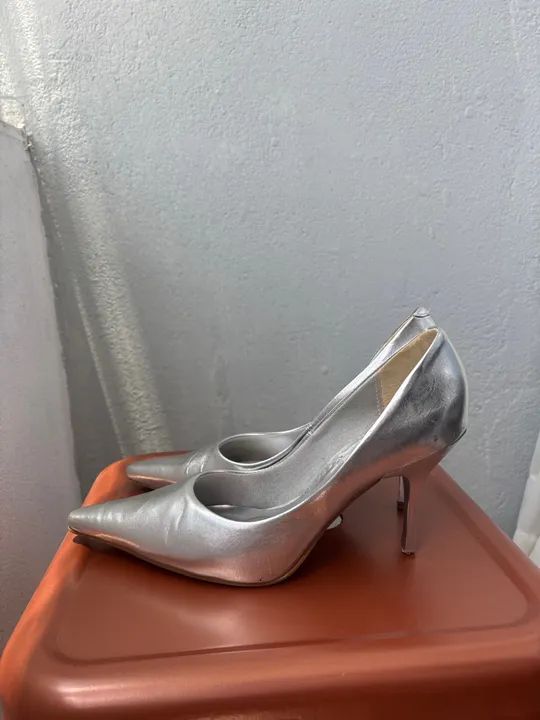 Scarpin prata tamanho 36 (serve 37) - Foto 2