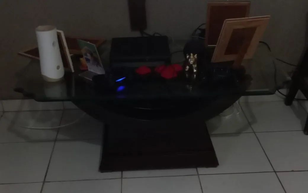 Mesa de centro em madeira com vidro - Foto 2