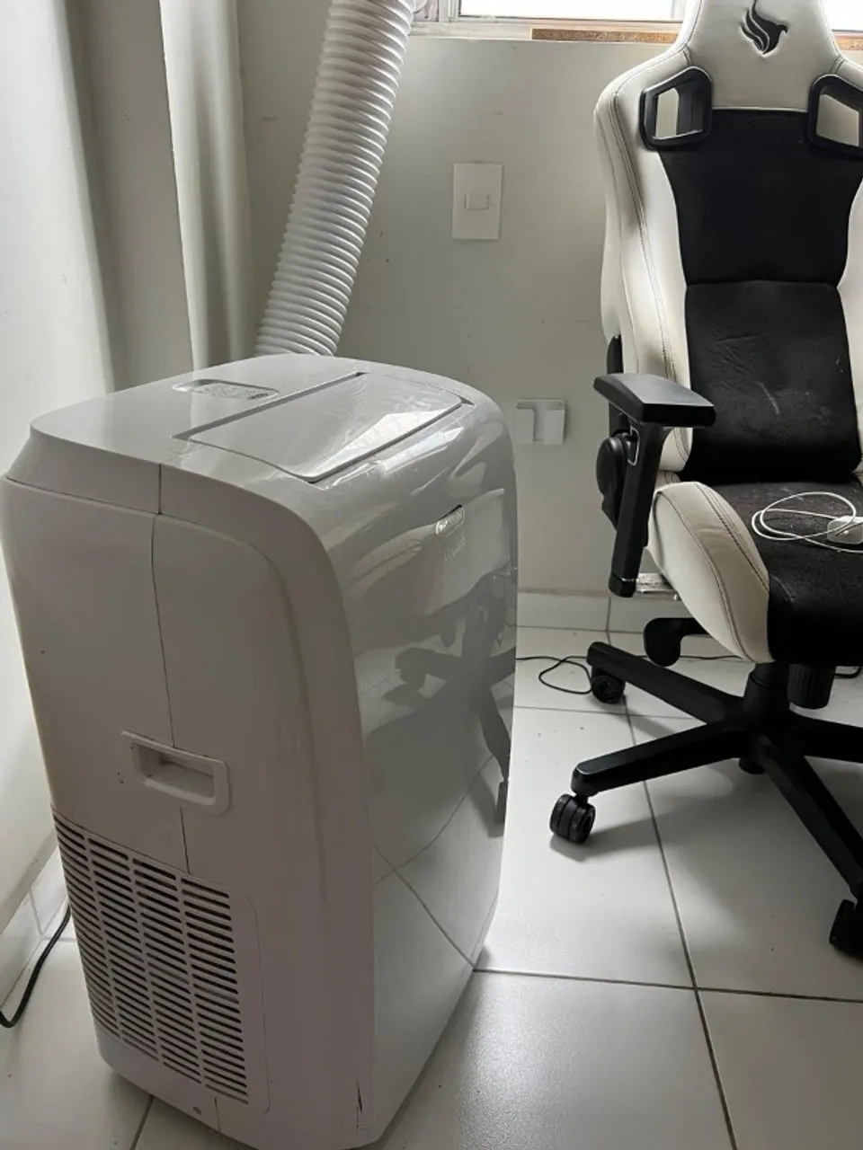 Ar-Condicionado Portátil DeLonghi Pinguino 12.000 BTUs Só Frio 220V
