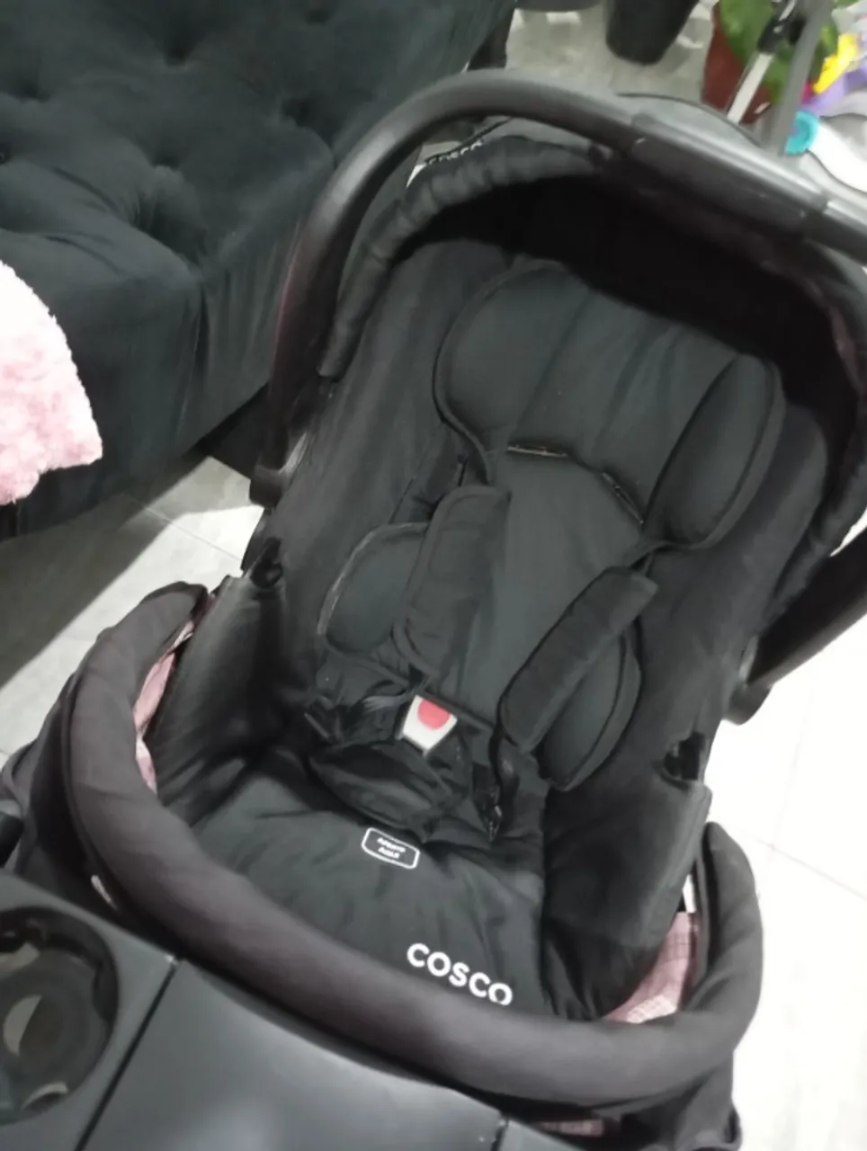Carrinho de bebê com bebê conforto