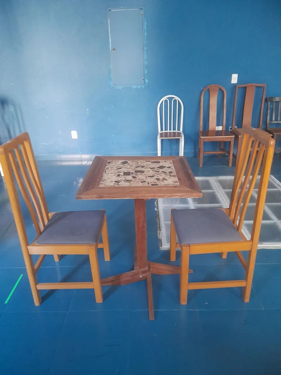 Mesa com duas cadeiras em madeira - Foto 3