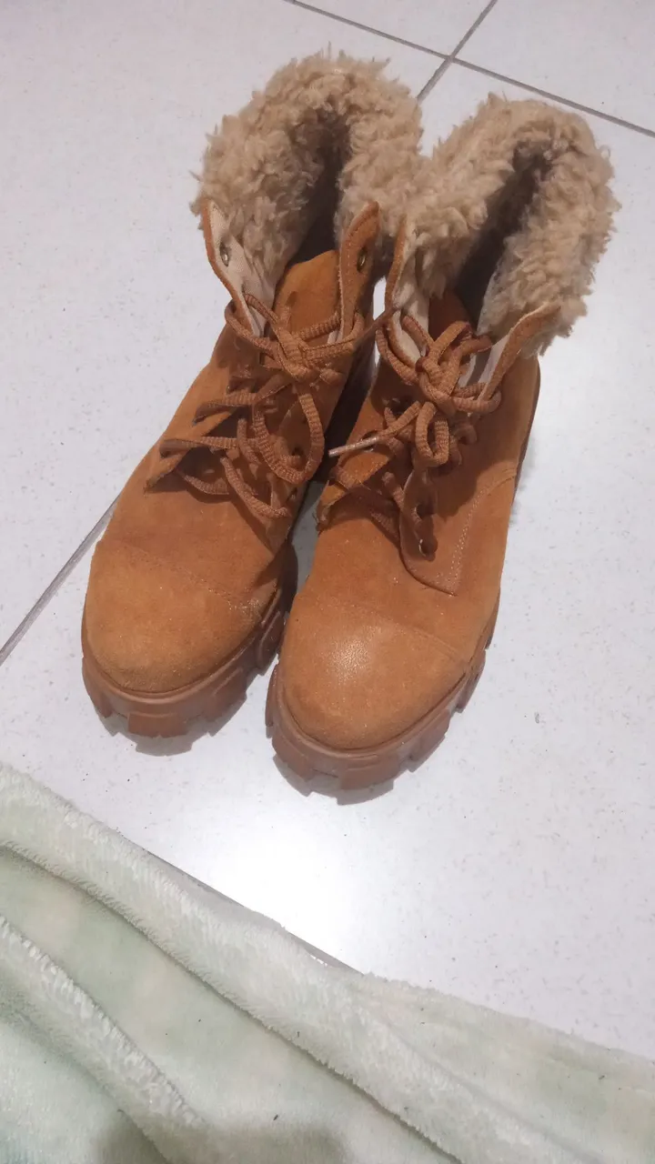 Botas de inverno marrons com forro de pele
