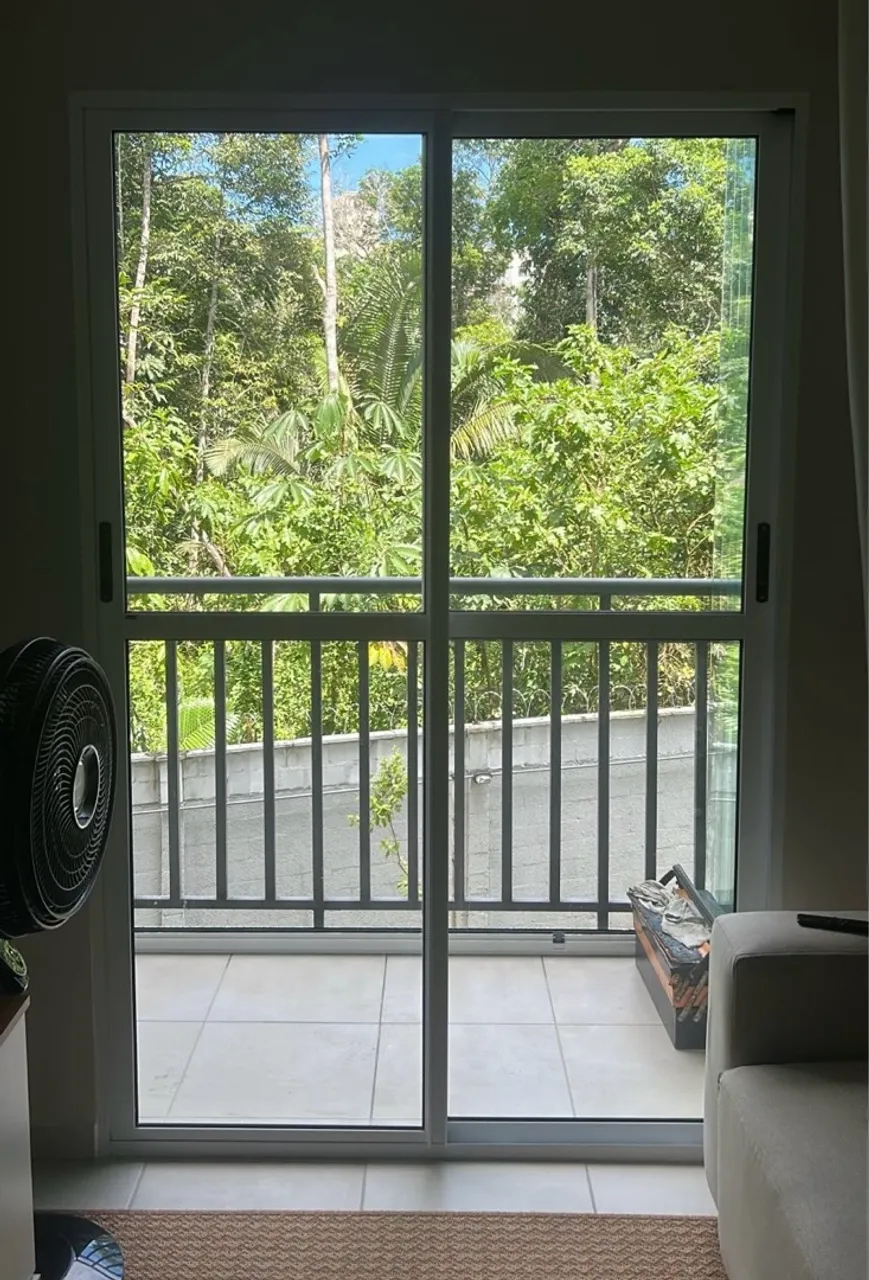 Portas de metalon branco e vidro