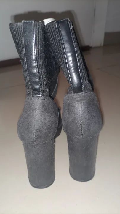 Botas pretas de cano curto - Foto 3