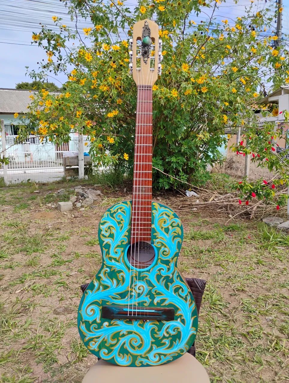 Violão clássico decorado