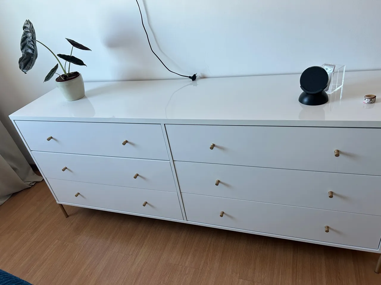 Cômoda branca moderna com detalhes dourados