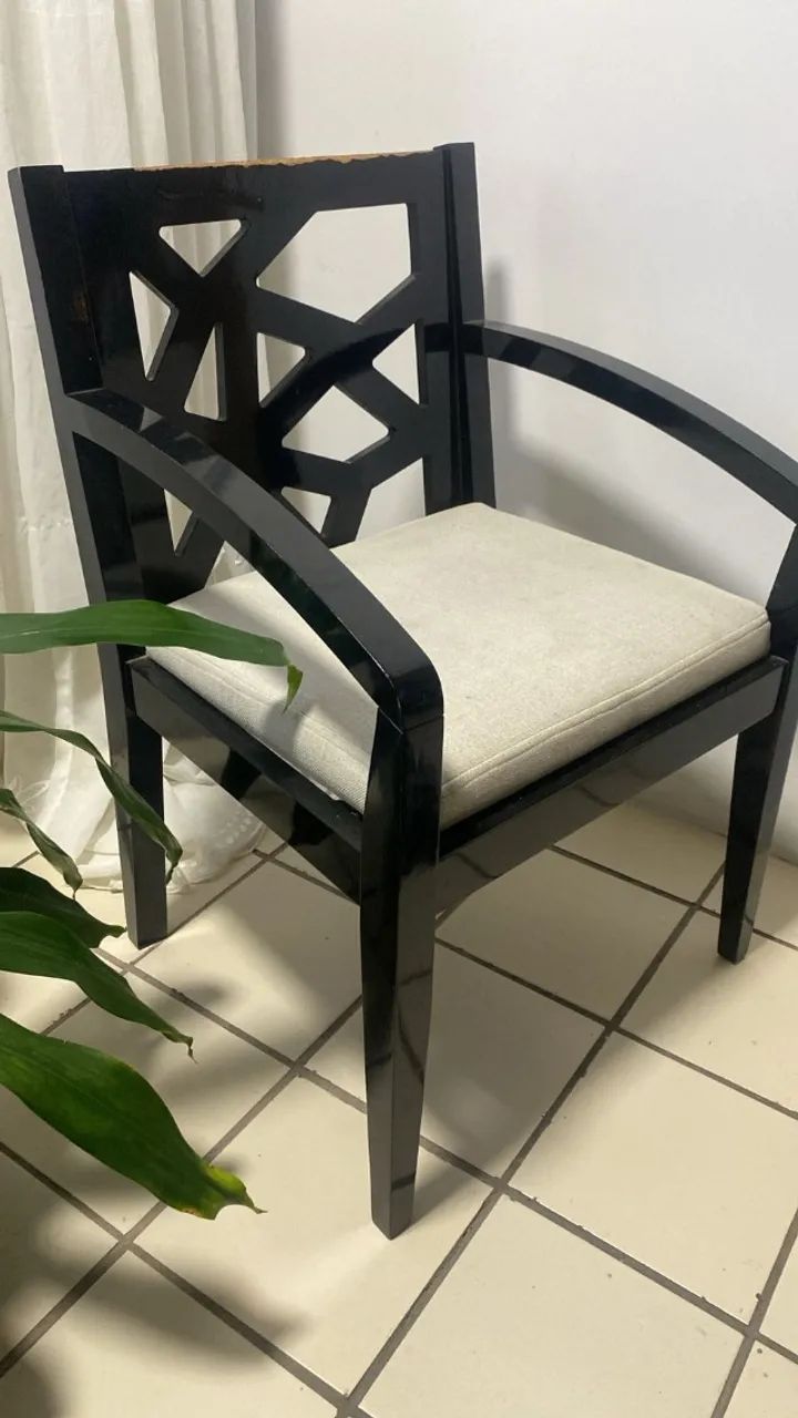 sofá, tapete e cadeiras.