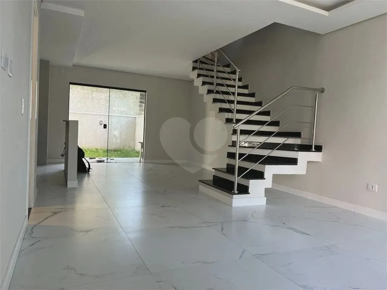 Sobrado á venda com 3 quartos, suíte, garagem no Umbará - Curitiba - PR