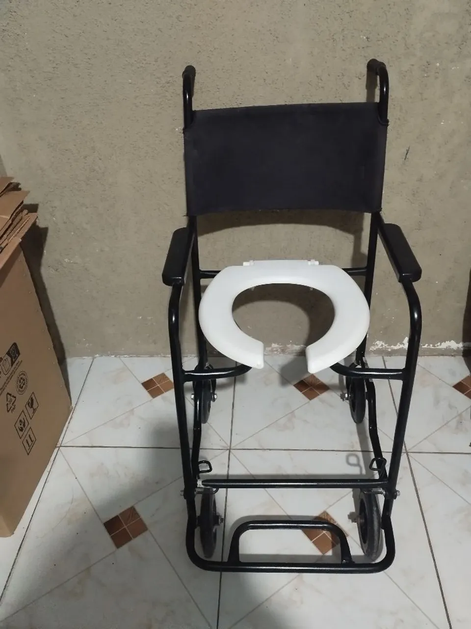 Cadeira de Rodas com Assento Sanitário