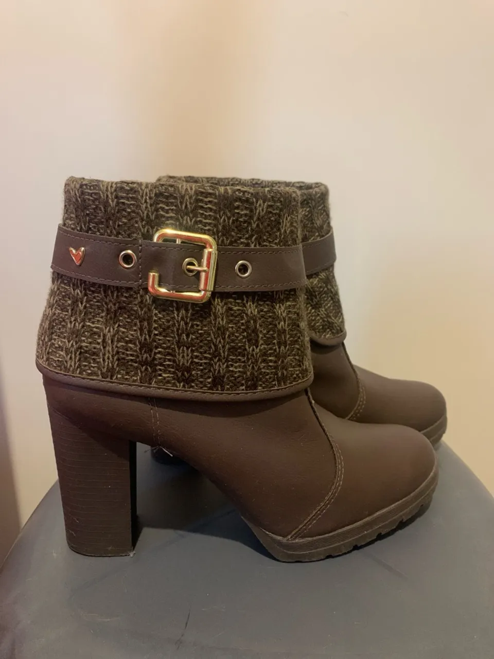 Bota Feminina Cano Curto com Detalhe em Tricô