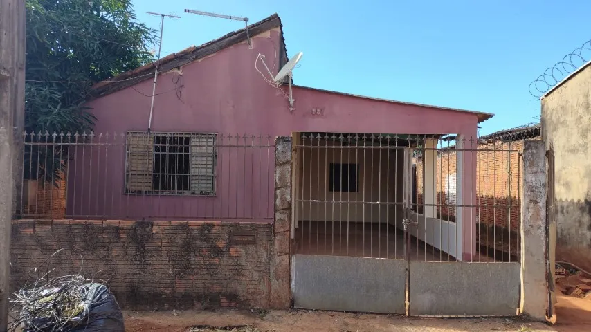 Casa Pq do Lageado, sendo 4 quartos, 2 banheiros, com quintal e varanda. No asfalto