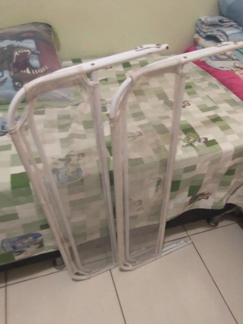 Protective guard rail for children's bed64330584318337124