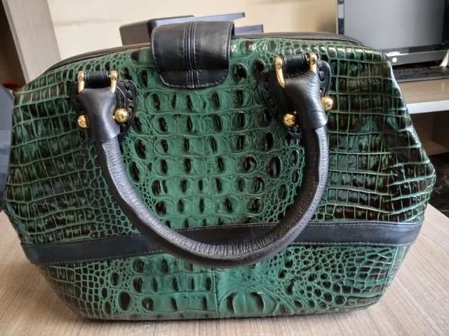 BOLSA FEMININA COURO VERDE CROCO COM PRETO  SEMI-NOVA - Foto 4