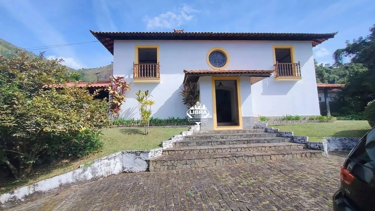 Casa com 4 suítes, piscina e jardim à venda!