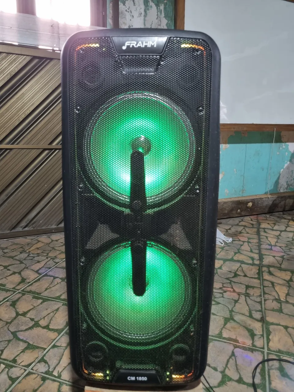 Caixa de Som Frahm CM 1850 com LED, 1.100