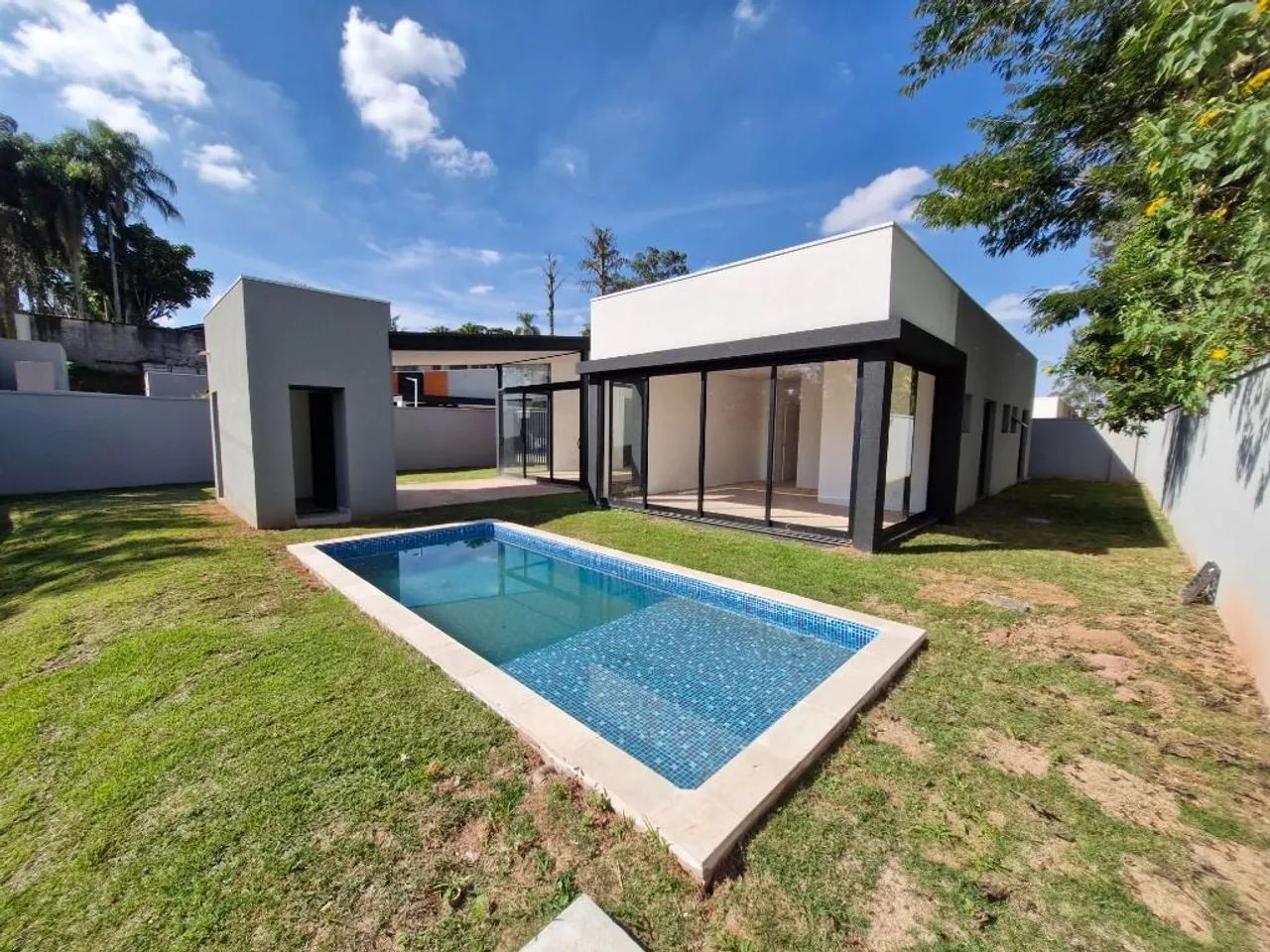 CASA TÉRREA, 3 QUARTOS/SUÍTES, GRANJA VIANA, PRÓXIMO AO COMÉRCIO.