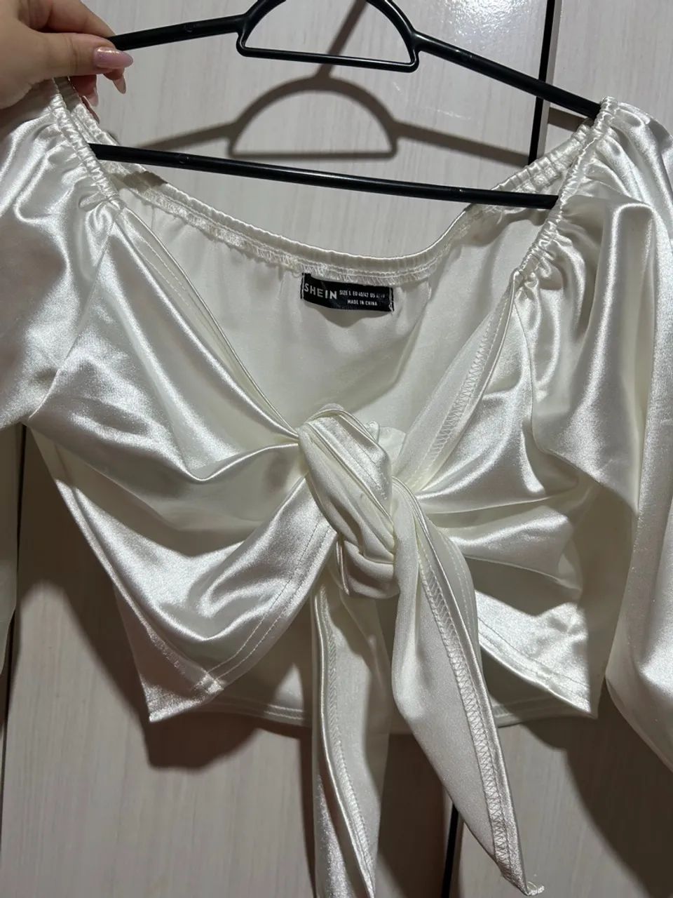 Blusa de cetim com nó frontal - Foto 2