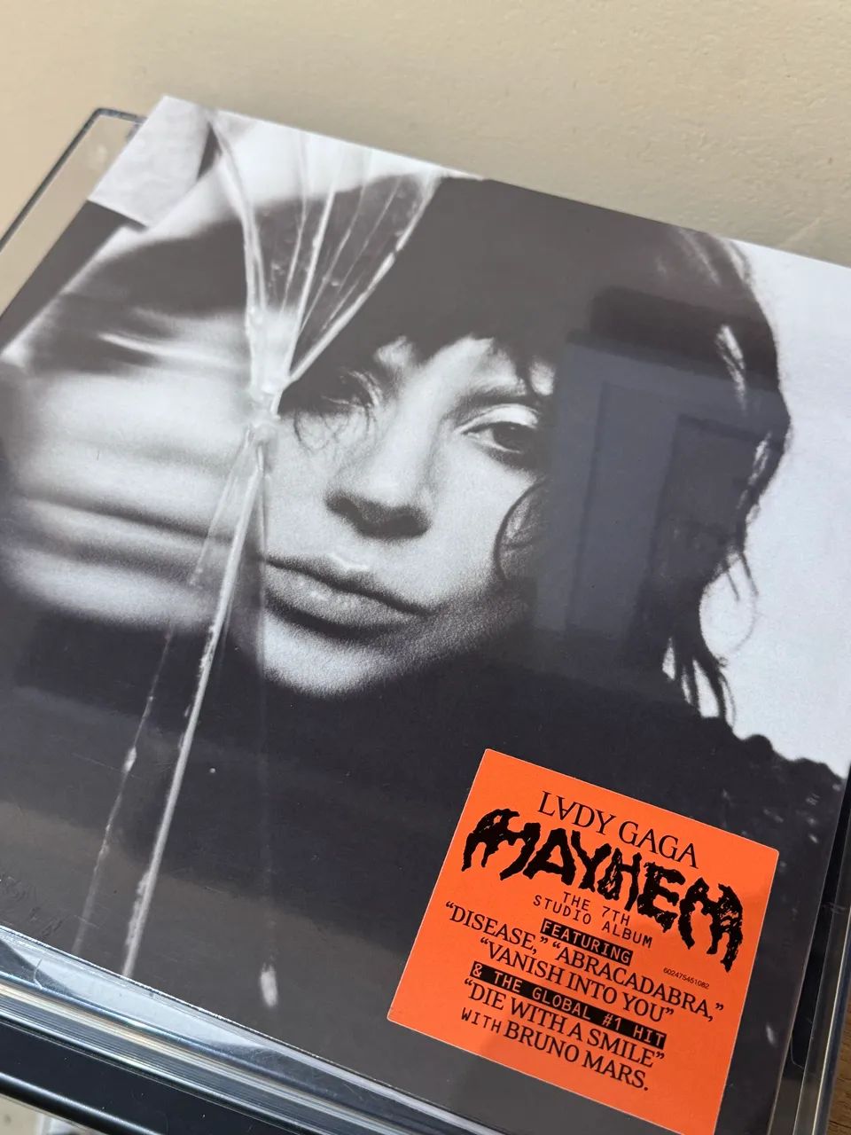 lady gaga - mayhem (vinil standard + card autografado) - Foto 4