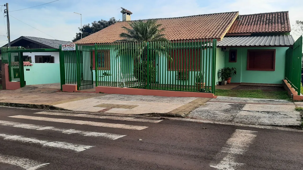 CASA GRANDE (210 m2) com LAJE, 5 quartos (3 suítes), 4 banh., 5 garagens, ót. localização