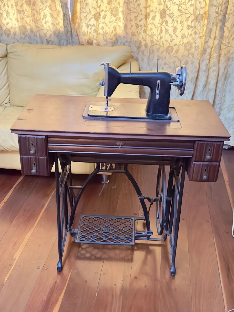 Máquina de costura antiga com gabinete - peça de decoração - Foto 2