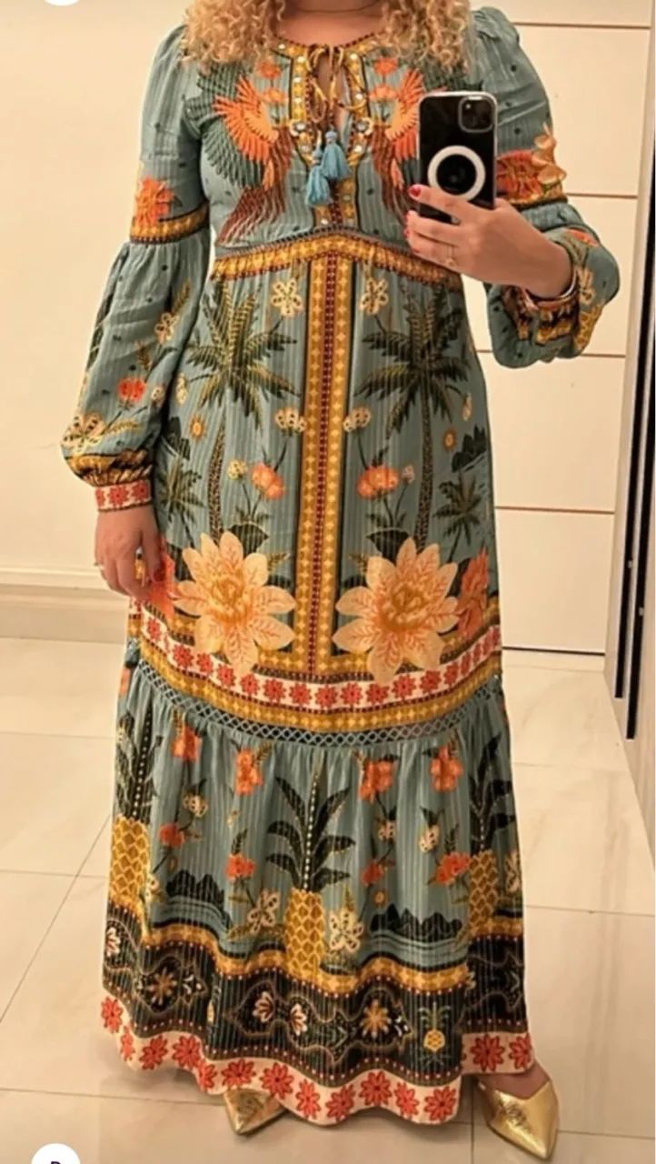Vestido cropped FARM. Estampa: Samba das araras azuis.