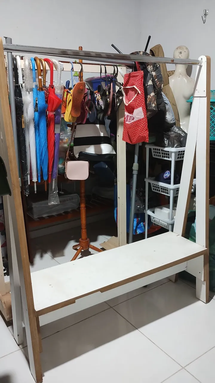 Arara de Roupas com Banco Integrado - Organização e Estilo!
