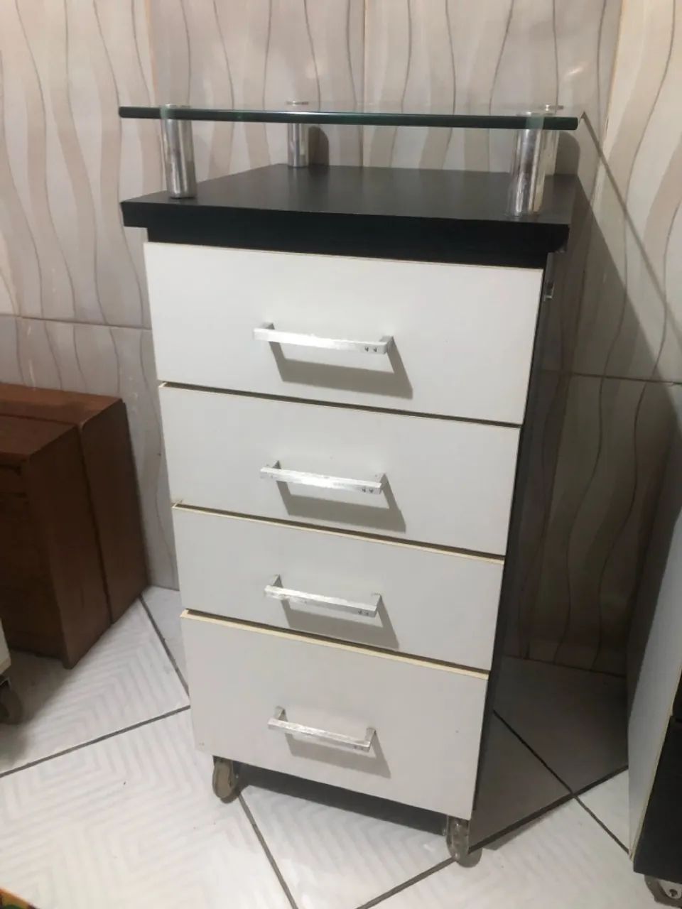 Cômoda com gavetas e tampo de vidro