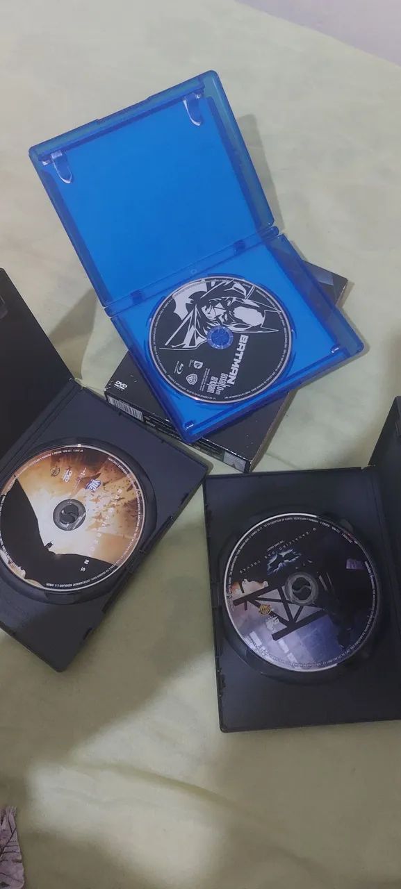 1 Blu-ray do Batman, 2 DVDs e 10 Gibis + Livrinho Marvels - Foto 3