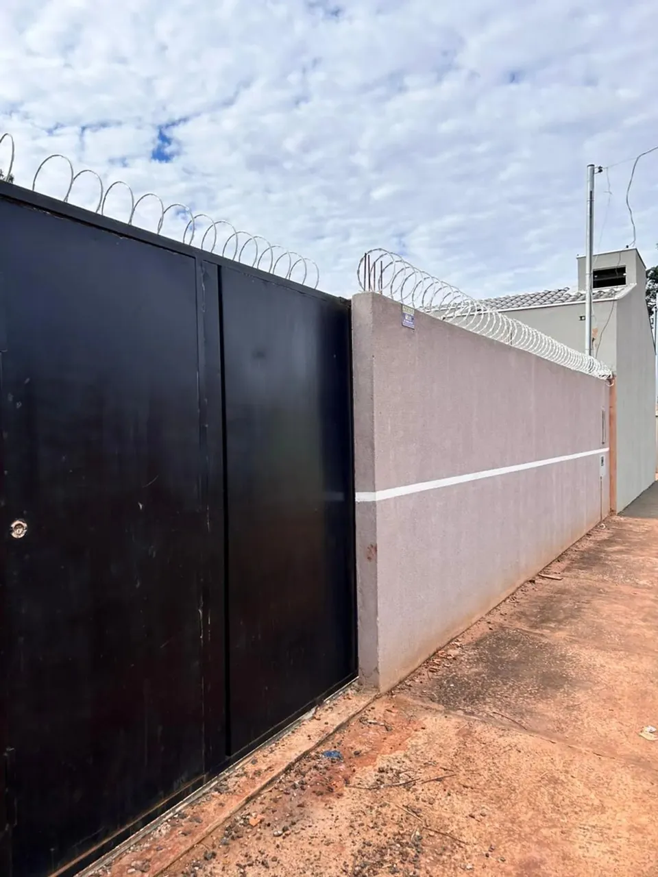 Aluga-se casa no buriti com casa principal e edícula