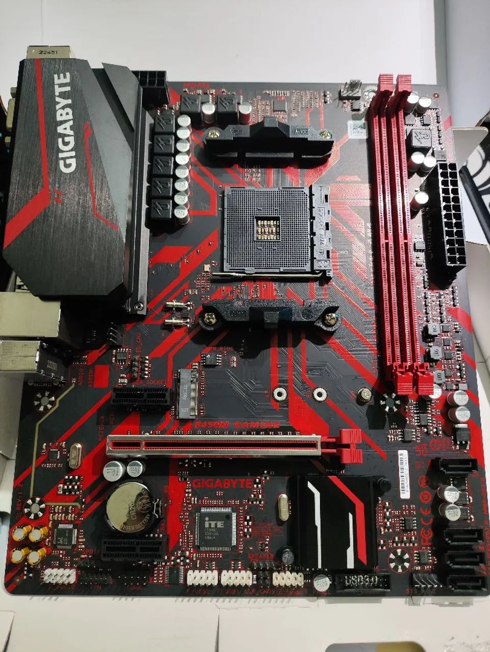 Placa-Mãe Gigabyte B450M Gaming nova lacrada  - Foto 2