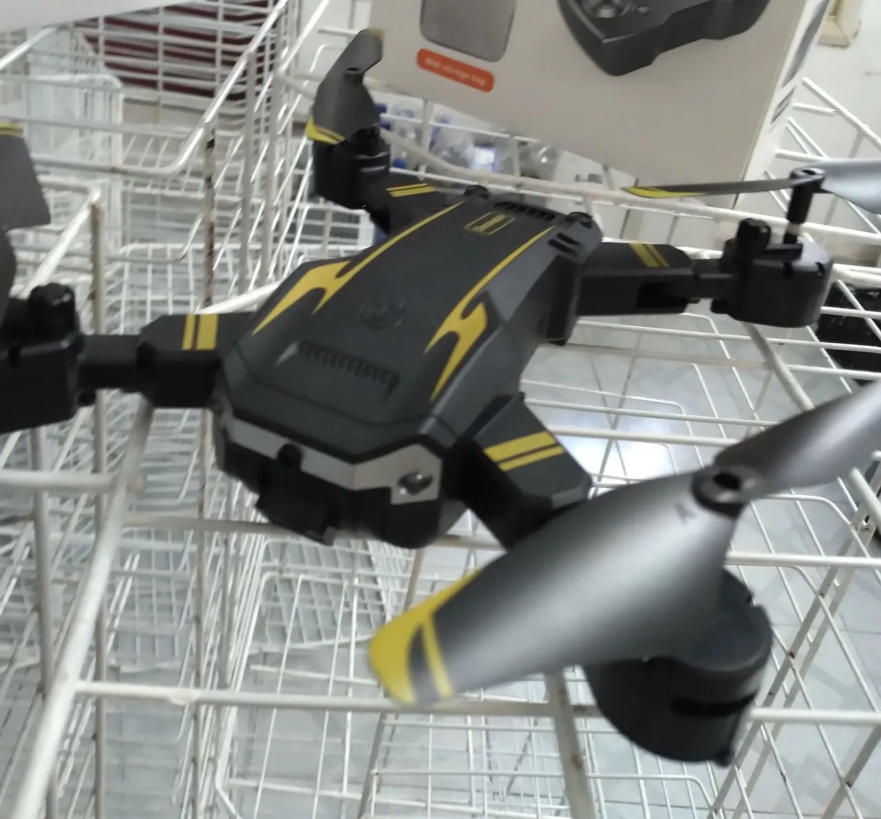 Drone S6 c/ câmera HD, controle, bateria recarregável,  Novo - Foto 2