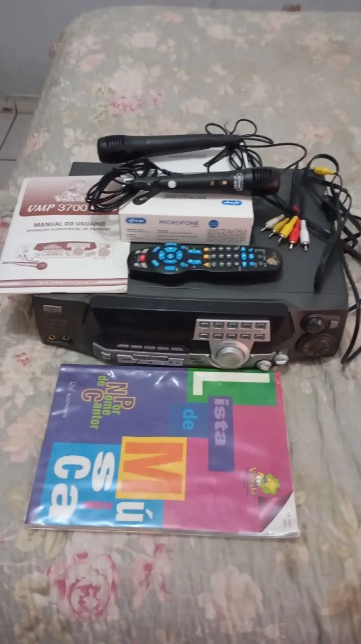 Karaokê Completo - UMP 3700 com 02 Microfones e Livro de Música 05 cartuchos