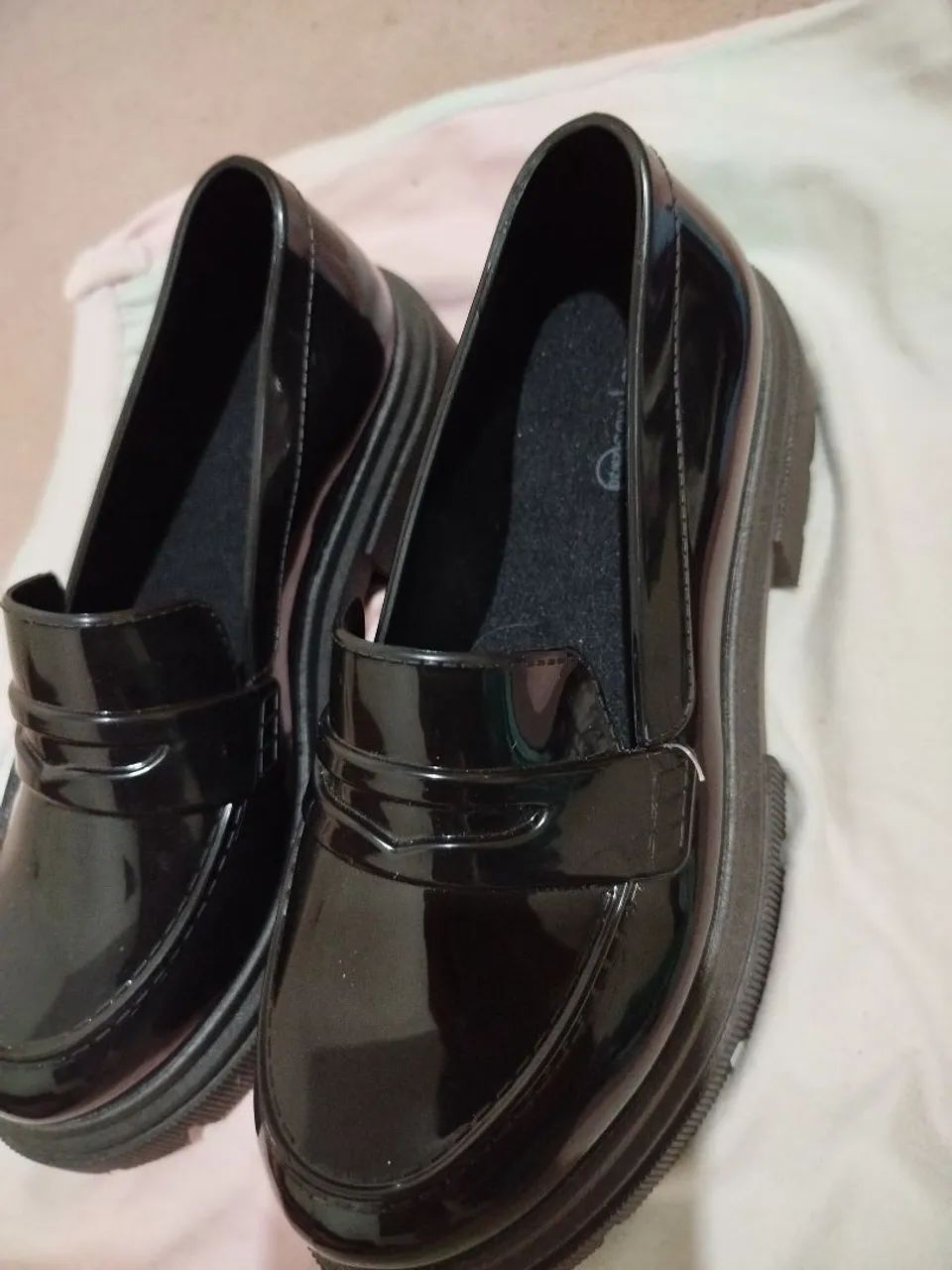 Sapatos pretos de verniz para menina