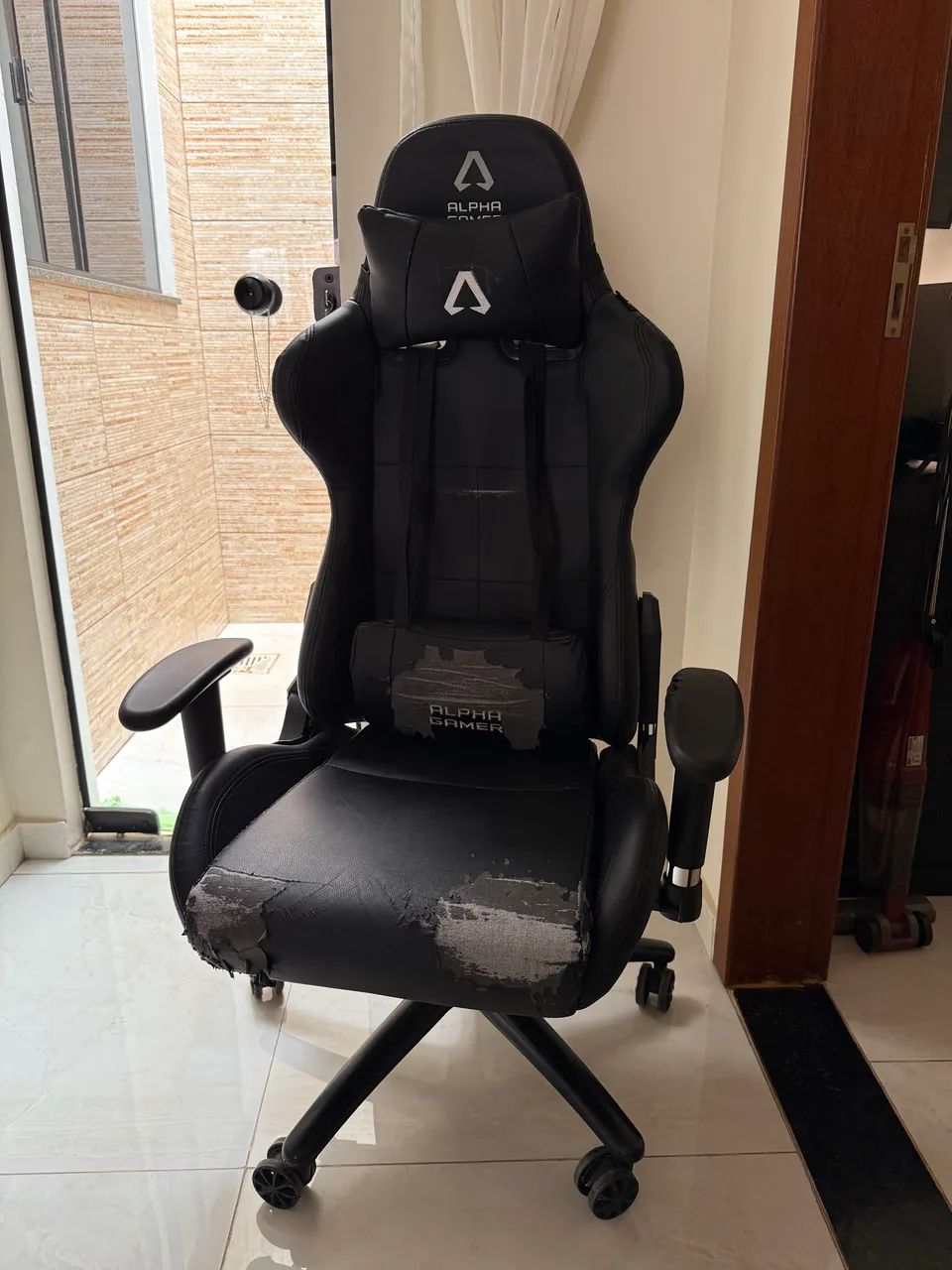 Cadeira Gamer Alpha Gamer Vega, Preto, Reclinável, com Almofadas, Cilindro de Gás Classe 4