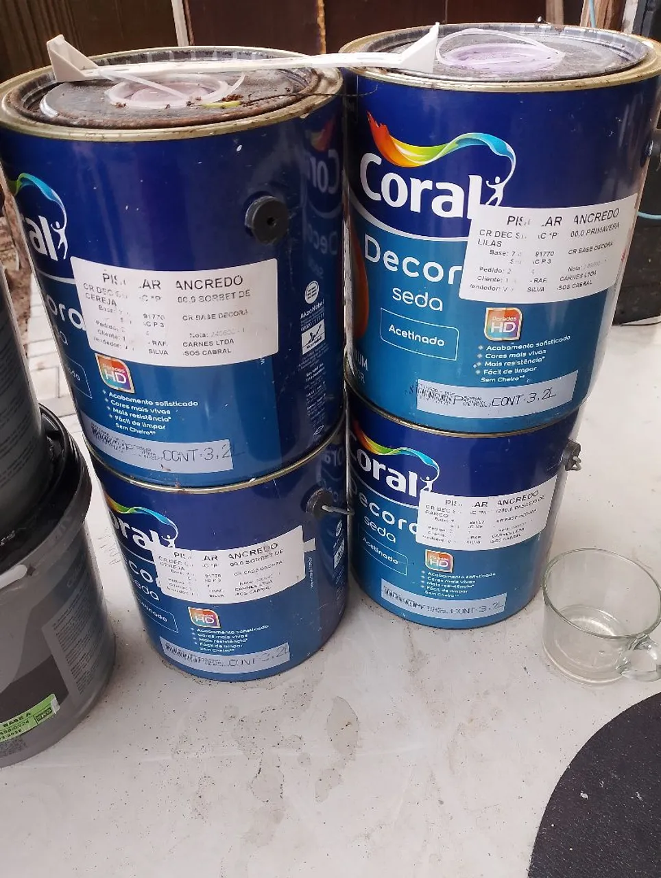 Latas de tinta Coral Decor Seda Acetinado 3,2L e textura
