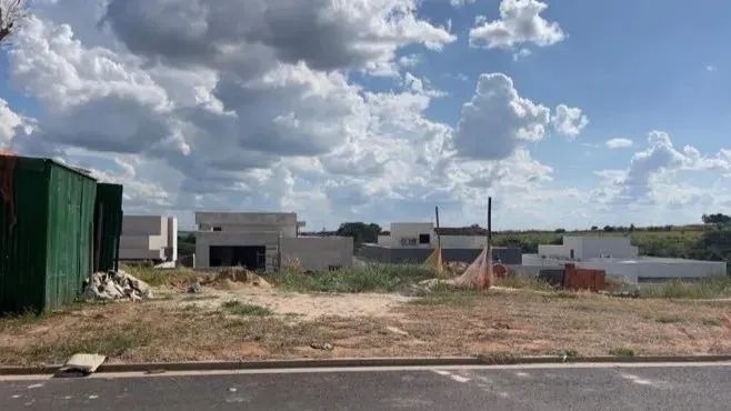 Terreno à venda possui 450 metros quadrados. Damha IV.
