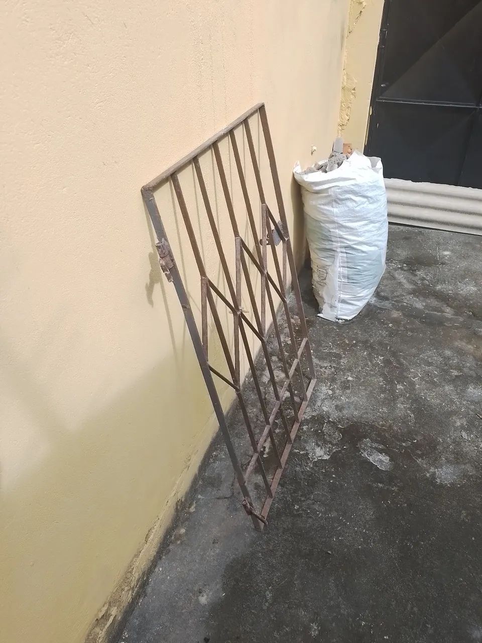 Vendo portão de 0,60cm por 1 metro de altura  - Foto 2